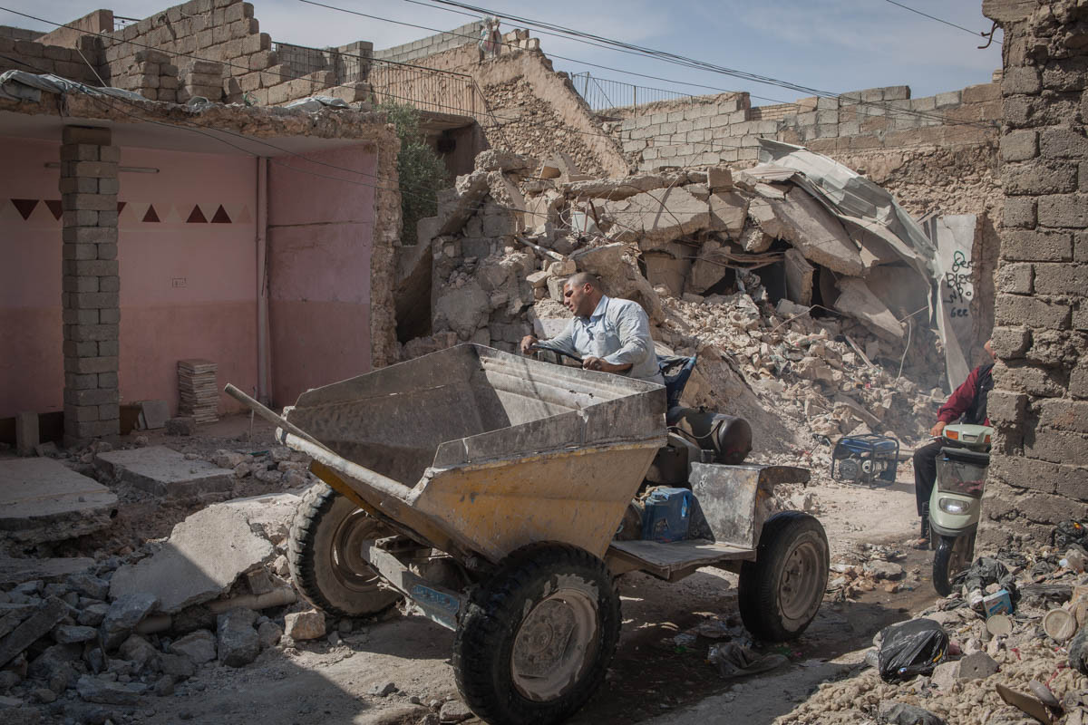 “Chính phủ không biết cách điều hành một đất nước, làm sao bạn có thể mong đợi họ sẽ tái thiết Mosul”, Abu Luay, một cư dân ở Tây Mosul”, bức xúc nói.