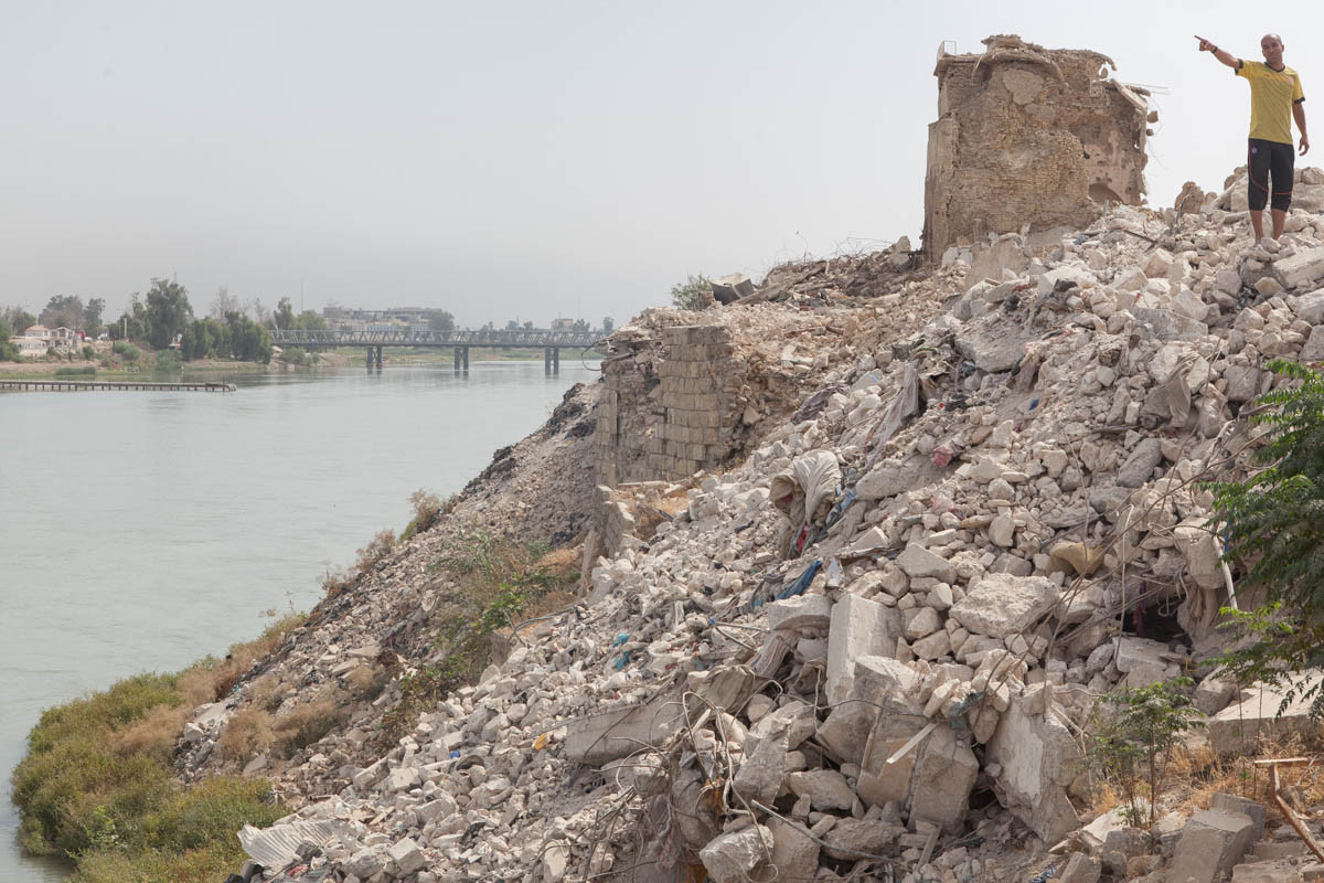 “Tôi chỉ là một dân nghèo. Tôi không thể trả 25.000 USD để xây lại nhà của mình”, Mohammed Hazim Abbas, một cư dân ở Tây Mosul, chia sẻ.