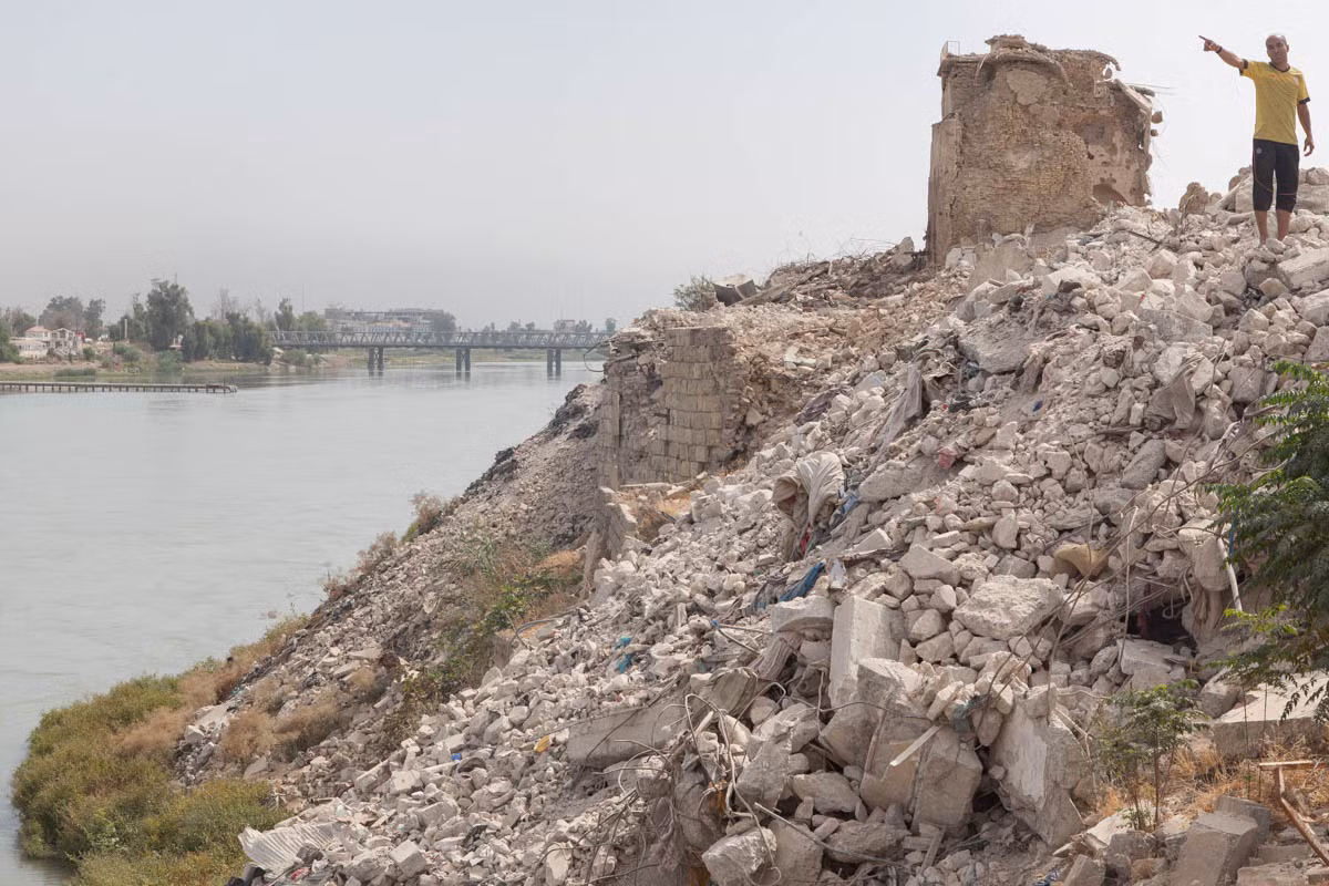 “Tôi chỉ là một dân nghèo. Tôi không thể trả 25.000 USD để xây lại nhà của mình”, Mohammed Hazim Abbas, một cư dân ở Tây Mosul, chia sẻ.