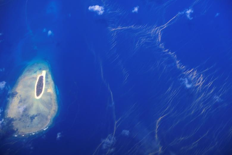 Rạn san hô bao quanh một hòn đảo nhỏ trong hệ thống rạn san hô Great Barrier.