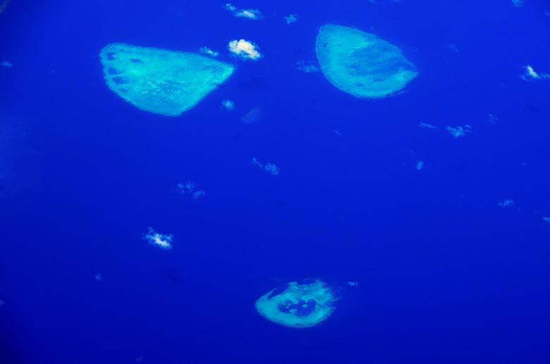 Những rạn san hô ngoài khơi bờ biển ở bang Queensland nhìn từ trên cao.