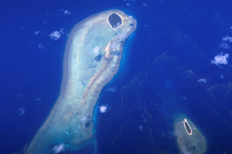 Các rạn san hô bao quanh hai hòn đảo nhỏ trong hệ thống rạn san hô Great Barrier.