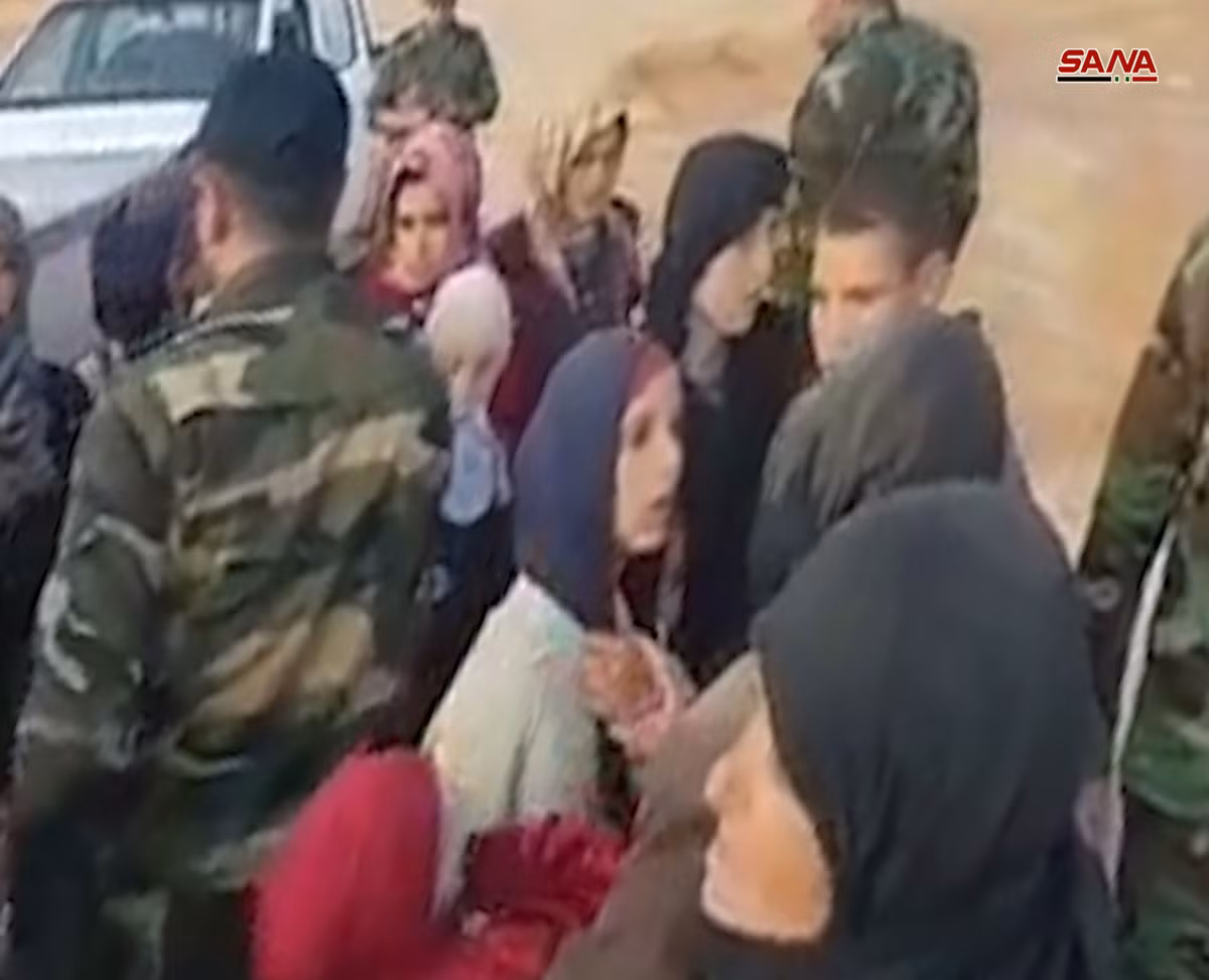 “19 phụ nữ và trẻ em bị nhóm IS bắt giữ ở vùng nông thôn phía đông tỉnh Sweida hồi tháng 10/2018 vừa được các binh sĩ Syria cứu thoát”, kênh truyền hình Syria cho hay. Ảnh: SANA.