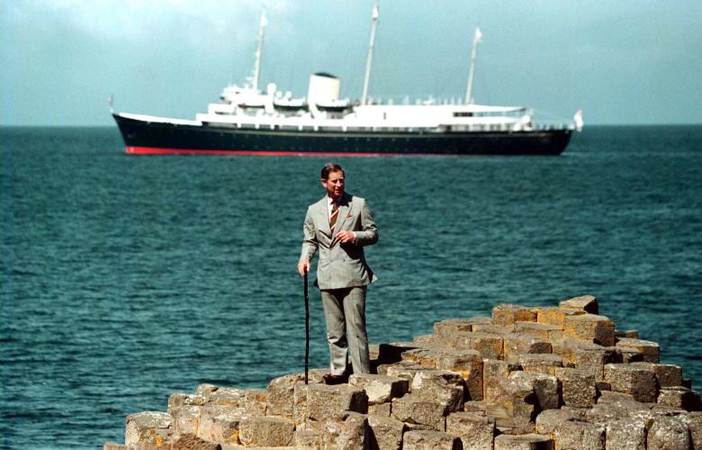 Thái tử Charles thăm vùng bờ biển Giant's Causeway, một địa điểm nổi tiếng ở Bắc Ireland, hồi tháng 6/1996.