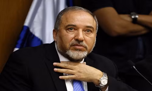 Tháng 6/1978, ông Lieberman cùng gia đình di cư đến Israel. Sau thời gian phục vụ trong Lực lượng Phòng vệ Israel, ông đăng ký vào trường Đại học Hebrew ở Jerusalem và tốt nghiệp với tấm bằng cử nhân về Khoa học Chính trị và Quan hệ Quốc tế. Ảnh: MEE.