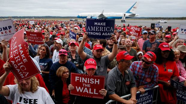 Các ứng viên của Đảng Dân chủ và Cộng hòa đều sẽ "chi đậm" cho cuộc bầu cử Quốc hội giữa nhiệm kỳ này. Ảnh: Người hâm mộ lắng nghe bài phát biểu của Tổng thống Trump trong cuộc vận động cho ứng viên Đảng Cộng hòa ở Macon, Georgia. Ảnh: AP.