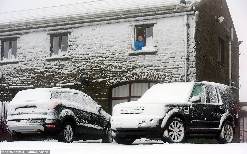 Andrew Hields nhìn ra ngoài từ quán rượu cao nhất nước Anh trong một ngày đông lạnh lẽo ở Bắc Yorkshire.