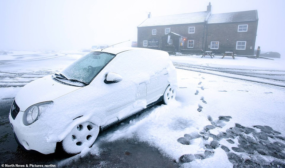 Chiếc ô tô bị tuyết phủ trắng xóa.