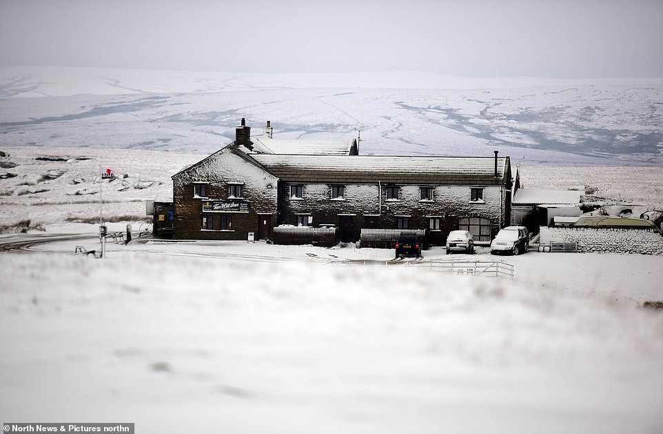 Những đợt tuyết rơi đầu tiên đã xuất hiện trên các quả đồi ở miền bắc nước Anh, xứ Wales và Scotland.