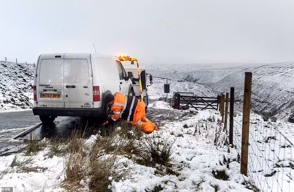 Một chiếc ô tô gặp sự cố trên đường Snake Pass.