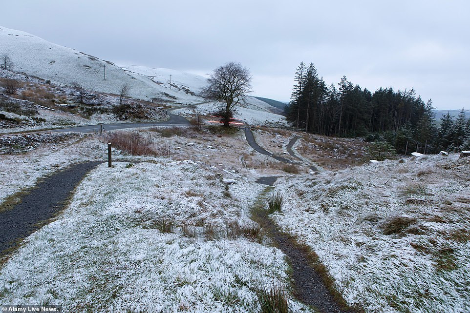 Buổi sáng lạnh giá ở Ceredigion, Tây Wales, sau khi tuyết phủ trắng ngọn đồi gần cầu Devil.
