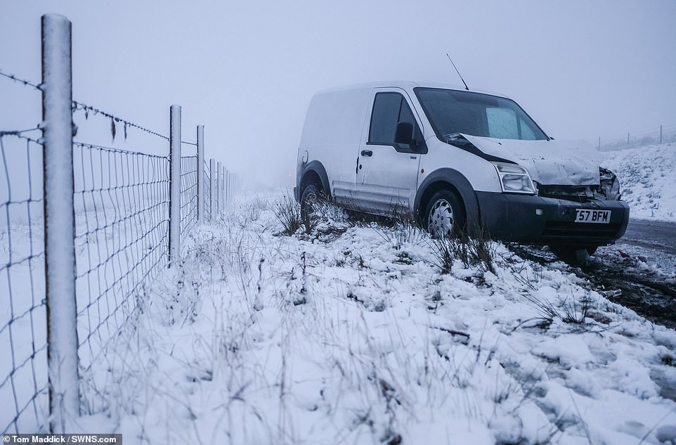 Chiếc xe tải lao ra khỏi đường Snake Pass ở Derbyshire sau khi tuyết phủ trắng nơi này.