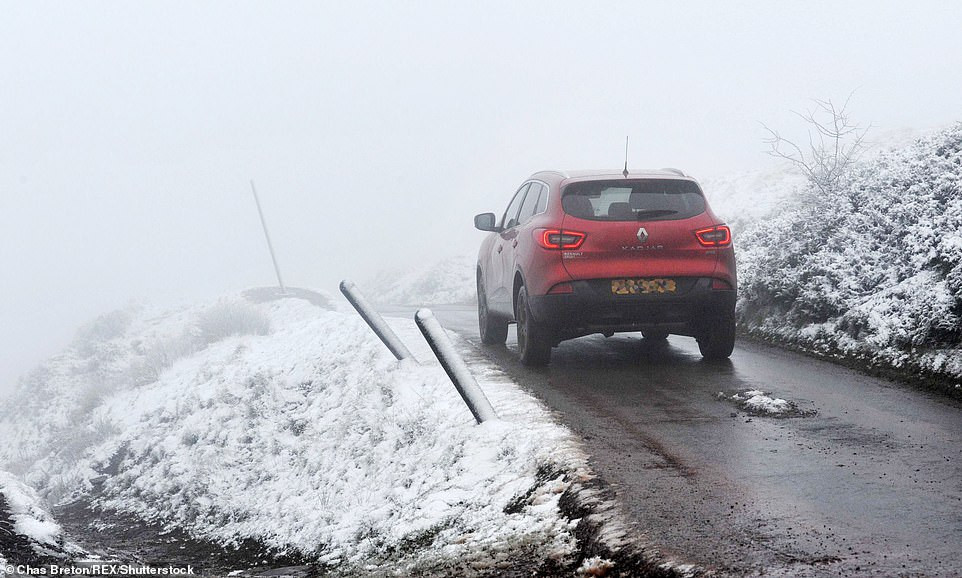 Tuyết trắng hai bên con đường nối Hay-on-Wye và Llanthony.