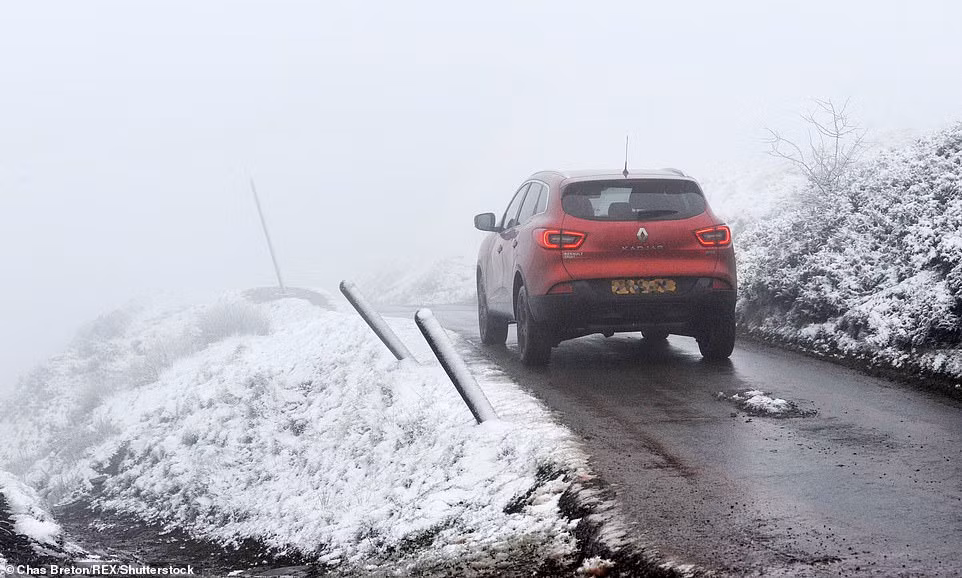 Tuyết trắng hai bên con đường nối Hay-on-Wye và Llanthony.
