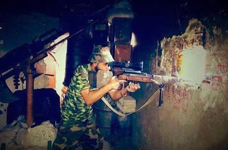 Đồng thời, lực lượng Syria cũng tấn công thành trì của nhóm phiến quân ở thị trấn al-Latamina, Bắc Hama, gây tổn thất nặng nề cho bọn chúng. Ảnh: AMN.