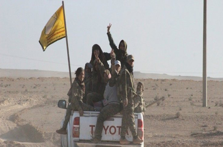 Trước đó, Quân đội Thổ Nhĩ Kỳ đã nã pháo vào căn cứ của SDF xung quanh thành phố Tal Abyad. Đáp trả, SDF cũng phá hủy một xe quân sự của Thổ Nhĩ Kỳ khi nó đang di chuyển trên con đường dọc theo biên giới với Syria. Ảnh: Global Rights.