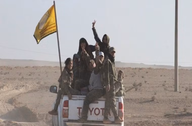 Trước đó, Quân đội Thổ Nhĩ Kỳ đã nã pháo vào căn cứ của SDF xung quanh thành phố Tal Abyad. Đáp trả, SDF cũng phá hủy một xe quân sự của Thổ Nhĩ Kỳ khi nó đang di chuyển trên con đường dọc theo biên giới với Syria. Ảnh: Global Rights.