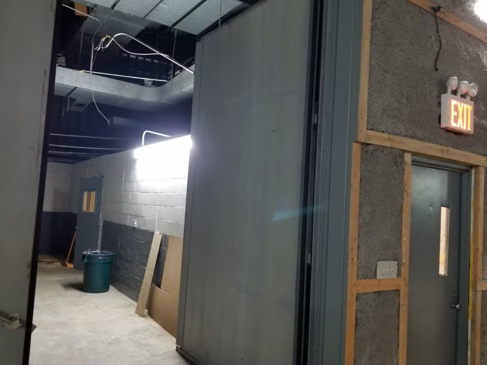 Được biết, Công ty Broadway Stages đã quyết định đầu tư 20 triệu USD trong thời gian 5 năm để tu sửa nhà tù này, cải tạo bể bơi bên trong cho hoạt động quay phim dưới nước,...