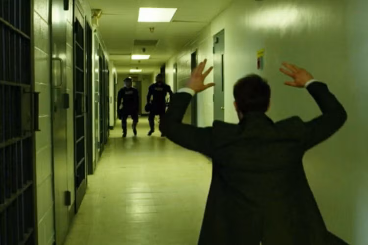 Nhà tù Arthur Kill được mở cửa vào năm 1976 cho tới năm 2011 thì bị đóng cửa. Một số cảnh quay trong những bộ phim nổi tiếng như Ocean's 8 hay chương trình truyền hình "Daredevil" và "Orange is the New Black" đã được quay tại tòa nhà này.