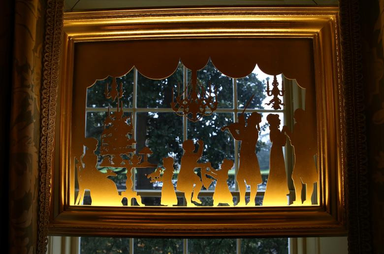 Cửa sổ của các căn phòng trong Nhà Trắng cũng được trang trí.