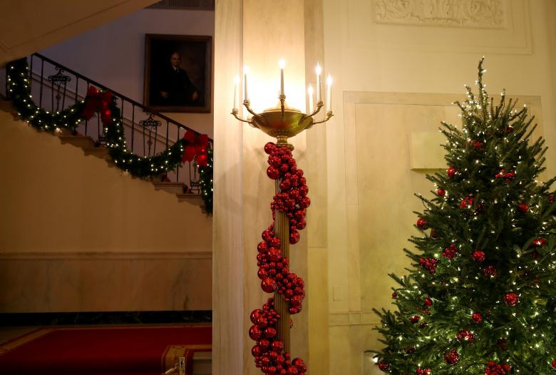 Phòng Grand Foyer được trang hoàng với nhiều đồ trang trí Giáng sinh.