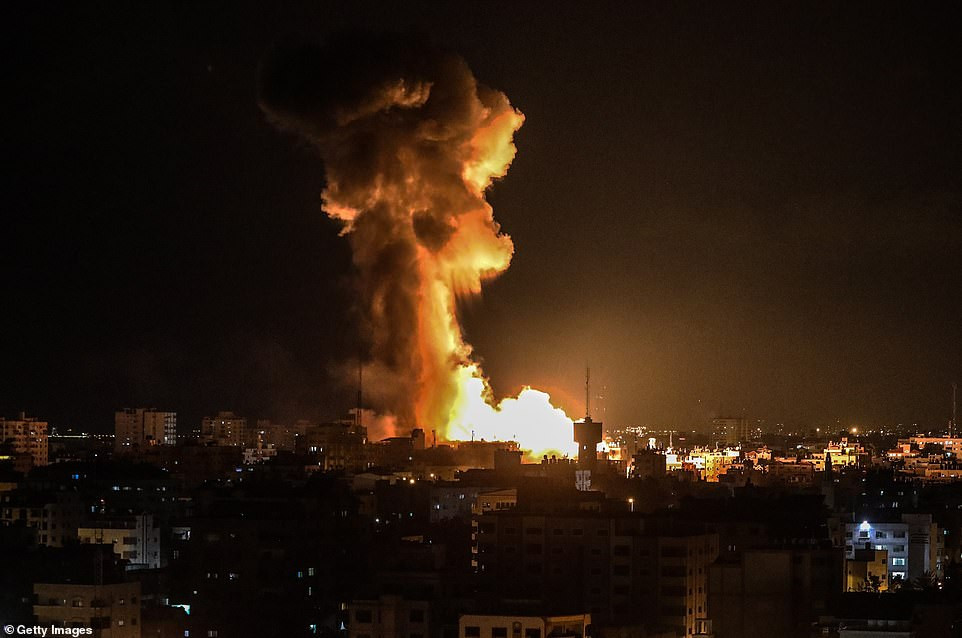 Hinh anh Dai Gaza ruc lua, Israel pha nat dai truyen hinh Hamas-Hinh-3