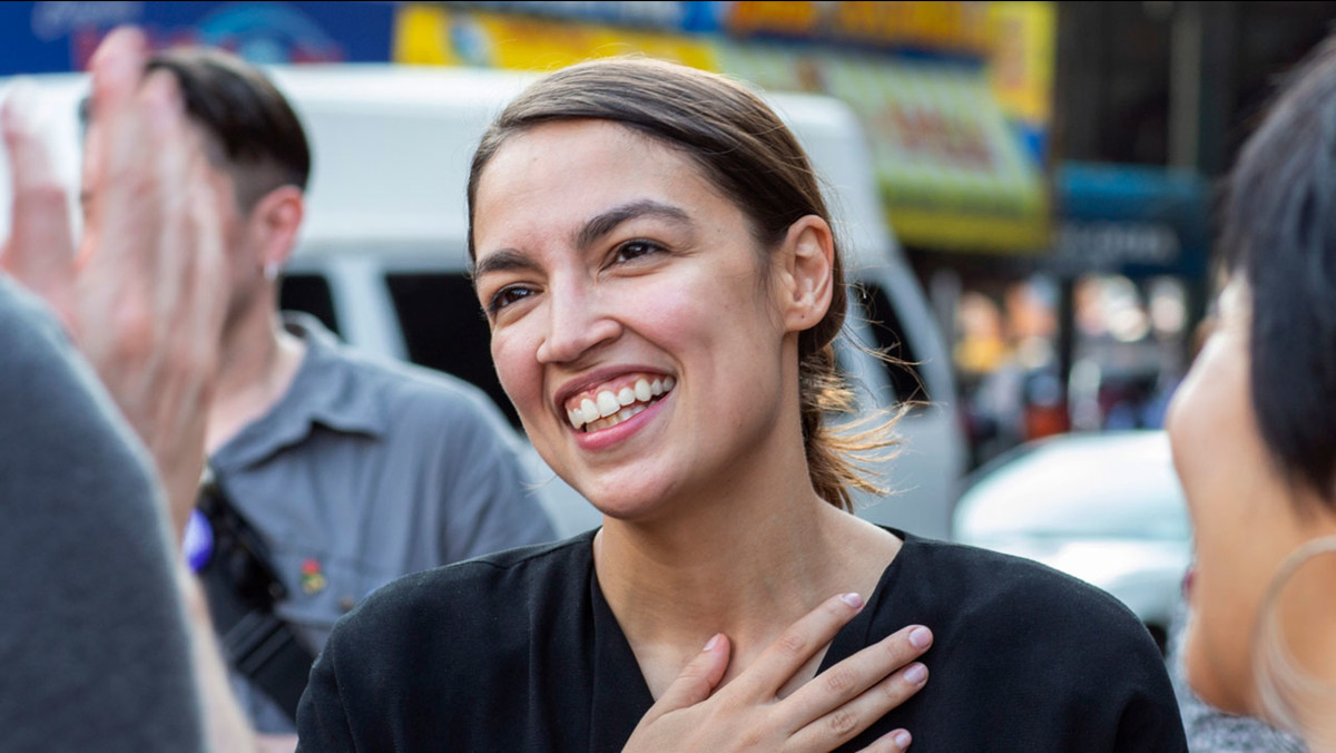 Sau khi tốt nghiệp đại học, Alexandria Ocasio-Cortez quay trở về nhà ở Bronx (New York) và làm giám đốc đào tạo. Cô từng làm thêm công việc bồi bàn để phụ giúp cho mẹ khi gia đình gặp khó khăn về kinh tế. Ảnh: ABC30.com. 