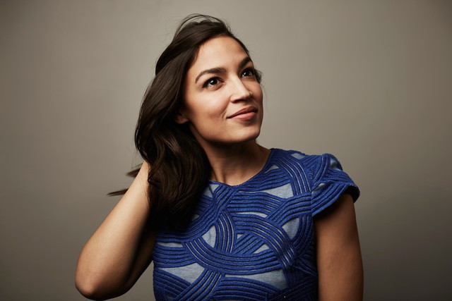 Được biết, Alexandria Ocasio-Cortez sinh ra và lớn lên trong khu vực người lao động tại New York. Mẹ của nữ nghị sĩ này là người Puerto Rico. Ảnh: HipLatina. 