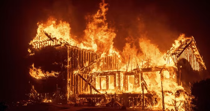 Riêng tại thị trấn Paradise, 27.000 người dân đã được yêu cầu sơ tán đến nơi an toàn. Lực lượng cứu hộ đã lên kế hoạch sơ tán các bệnh nhân ra khỏi bệnh viện tại những khu vực bị ảnh hưởng ở California. Ảnh: AP.