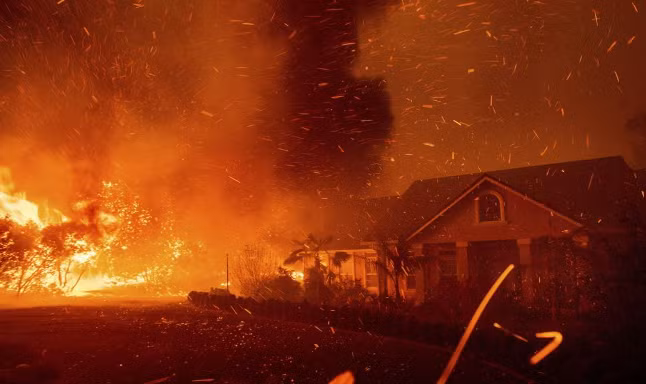Đám cháy Camp hoành hành tại thị trấn Paradise, California, ngày 8/11. Ảnh: AP.