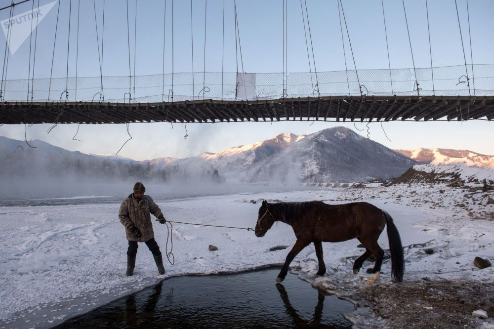 Belovodye là một quốc gia huyền bí, tự do trong truyền thuyết dân gian Nga. Trong thế kỷ 18 và 19, các tín đồ của đạo Old Believers coi các thung lũng của Bukhatarka và dòng sông Katun ở Altai là một hình ảnh của Belovodye.
