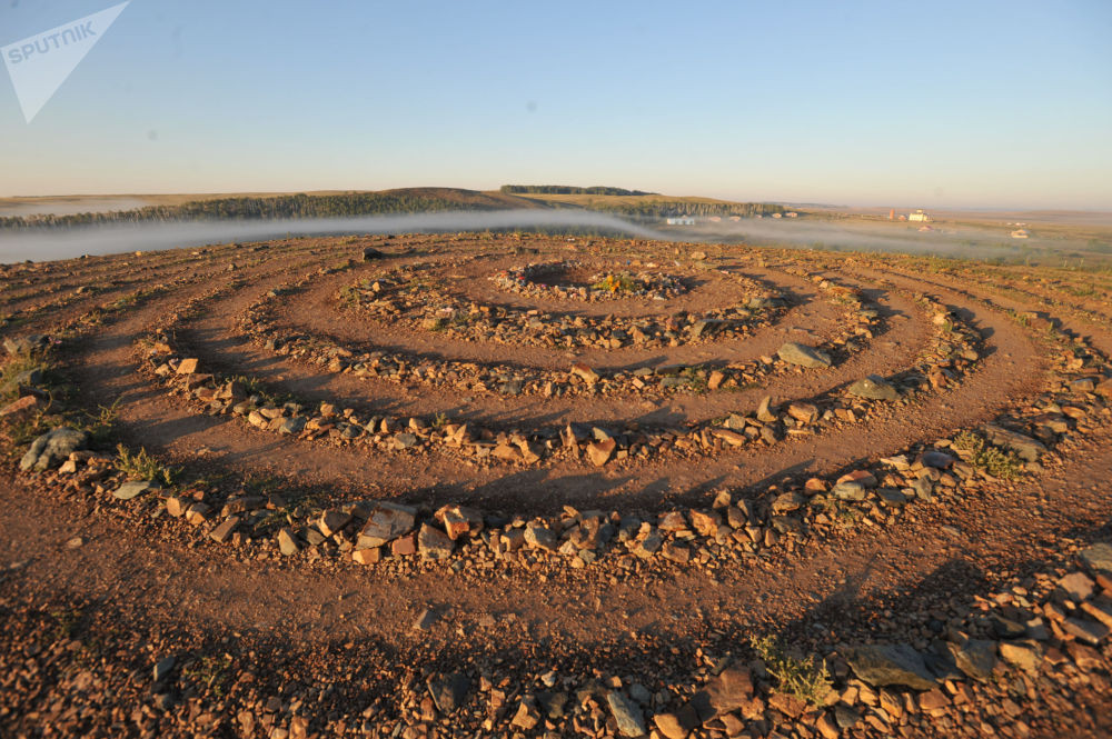 “Vòng cầu nguyện” trên đồi Shaman trong khu bảo tồn văn hóa-lịch sử Arkaim. Được biết, thành phố cổ Arkaim nằm trong vùng Chelyabinsk.