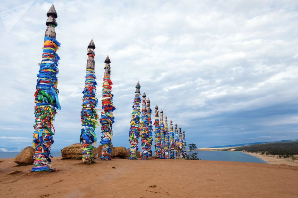 Đảo Olkhon là một trong những địa điểm huyền bí ở nước Nga. Với diện tích 730 km2, Olkhon là đảo lớn nhất trong hồ Baikal ở phía đông Siberia. Dân số trên đảo này chủ yếu là người Buryat. Những người Buryat bản địa là tín đồ của Saman giáo, họ tin rằng hòn đảo là một nơi linh thiêng. (Nguồn ảnh: Sputnik)