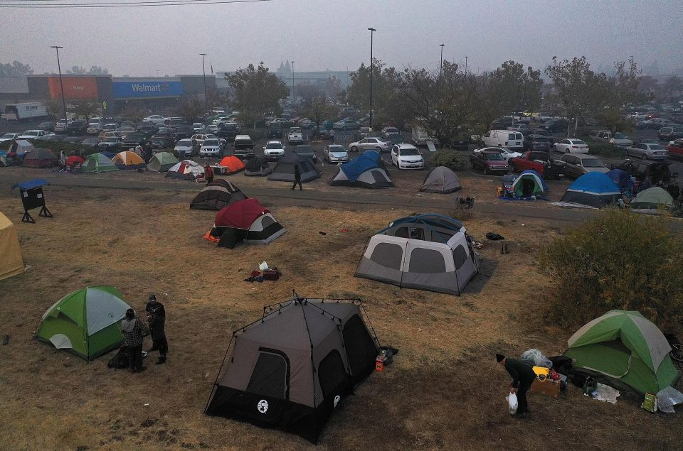 Hơn 1.100 người dân sơ tán đang ở tạm trong những trung tâm cứu hộ hoặc lán trại. Ngoài ra, tổng cộng 47 nghìn người vẫn được lệnh sơ tán đến nơi an toàn do đám cháy Camp. Ảnh: Getty.