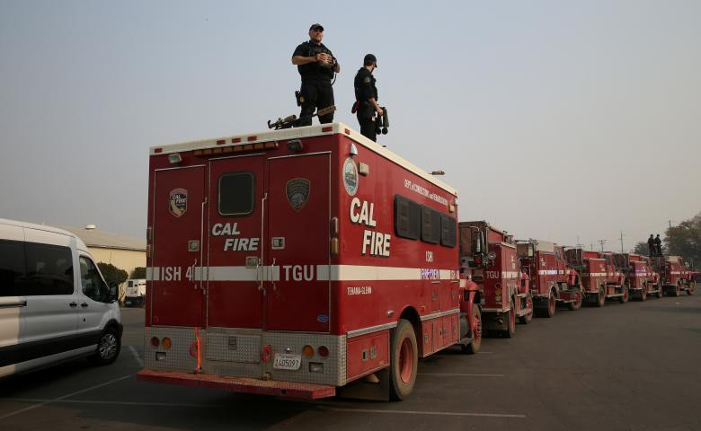 Được biết, khoảng hơn 9.000 lính cứu hỏa đã được huy động để tham gia công tác kìm kiếm cứu hộ. Ảnh: Reuters.