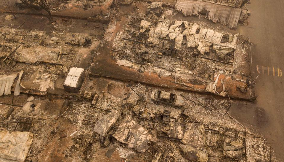 Theo The Sun, tính đến thời điểm hiện tại, số người thiệt mạng do thảm họa cháy rừng California những ngày qua đã tăng lên 74 người, khiến nó trở thành vụ cháy rừng gây chết chóc nhất trong lịch sử nước Mỹ. Ảnh: The Sun.