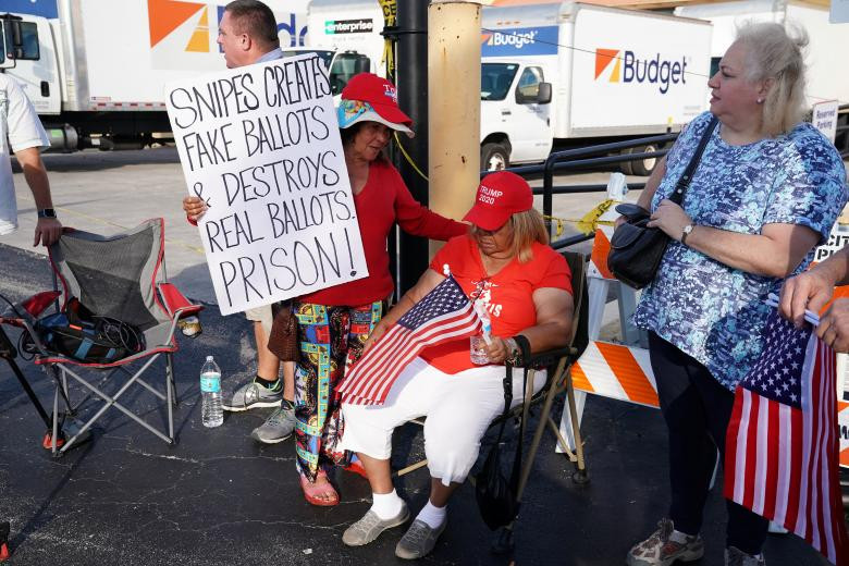 Người dân tập trung bên ngoài văn phòng bầu cử quận Broward trong khi quá trình kiểm phiếu lại diễn ra ở Lauderhill, bang Florida.