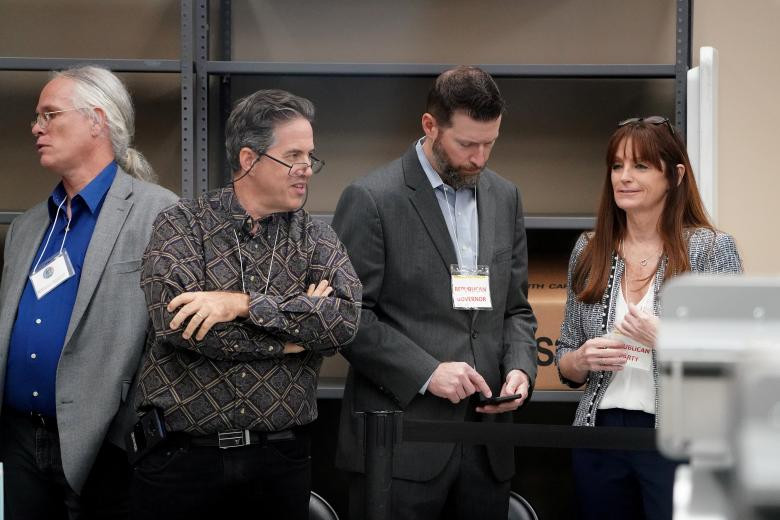 Các nhân viên giám sát quá trình kiểm phiếu lại tại Lauderhill.