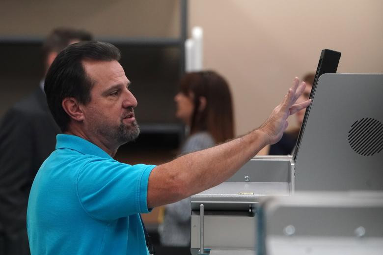 Một nhân viên sử dụng chiếc máy kiểm phiếu lại ở Lauderhill.