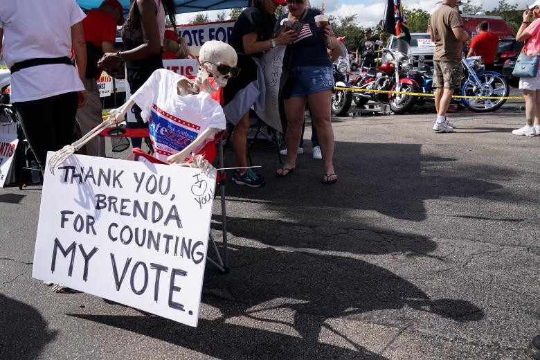 Những người biểu tình tập trung bên ngoài điểm kiểm phiếu lại ở Lauderhill.