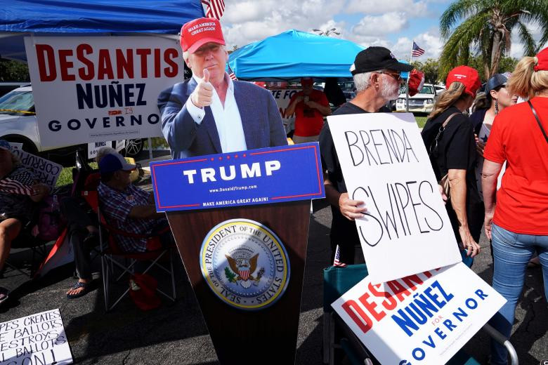 Diễn biên mới đây, ngày 12/11, Tổng thống Mỹ Donald Trump đã kêu gọi các quan chức phụ trách bầu cử bang Florida từ bỏ nỗ lực kiểm lại phiếu bầu bằng máy, sau khi cuộc bầu cử Quốc hội Mỹ kết thúc hôm 6/11.