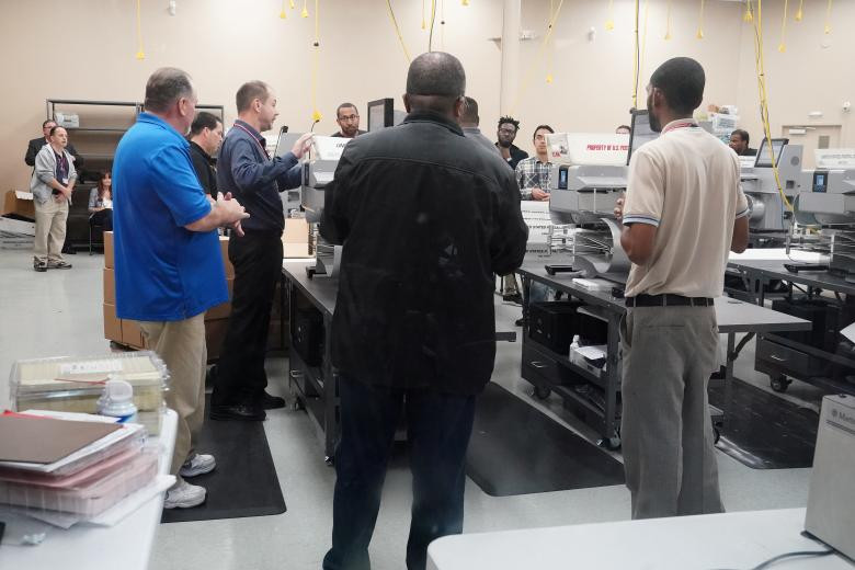 Tuy nhiên, quá trình kiểm lại phiếu bầu trong hai cuộc đua quan trọng ở bang Flordia mà các ứng cử viên Đảng Cộng hòa dẫn trước ứng viên Đảng Dân chủ với tỉ lệ phiếu sít sao vẫn đang diễn ra.