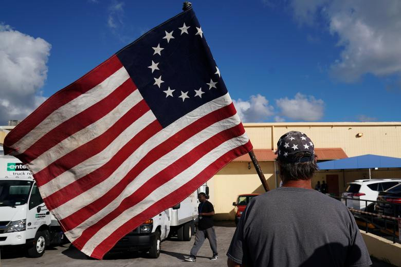 Cụ thể, trong cuộc đua vào Thượng viện Mỹ, tính đến chiều 10/11, Thống đốc Rick Scott của Đảng Cộng hòa dẫn trước Thượng nghị sĩ Bill Nelson của Đảng Dân chủ khoảng 12.500 phiếu, tương đương 0,15%.