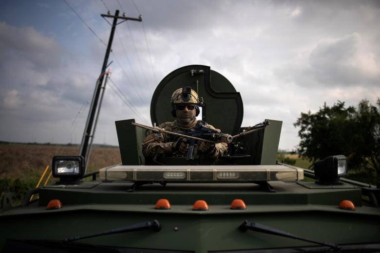 Một nhân viên thuộc Đơn vị Chiến thuật tuần tra biên giới Mỹ trên xe bọc thép ở Mission, bang Texas, ngày 8/11.