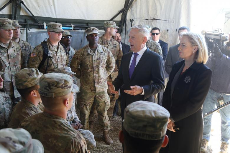 Theo hãng thông tấn Reuters, ngày 14/11, Bộ trưởng Quốc phòng Mattis cùng Bộ trưởng An ninh Nội địa Mỹ Kirstjen Nielsen đã đến thăm doanh trại Donna ở Donna, bang Texas. Trước đó, cuối tháng 10/2018, Lầu Năm Góc thông báo hơn 7.000 binh sĩ sẽ được triển khai tới khu vực biên giới với Mexico nhằm ngăn đoàn người di cư Trung Mỹ vào nước Mỹ. (Nguồn ảnh: Reuters).