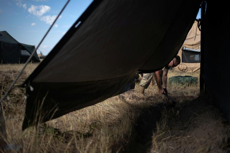 Một binh sĩ đào rãnh bên ngoài lán trại của mình trong căn cứ Donna ở Texas ngày 8/11.