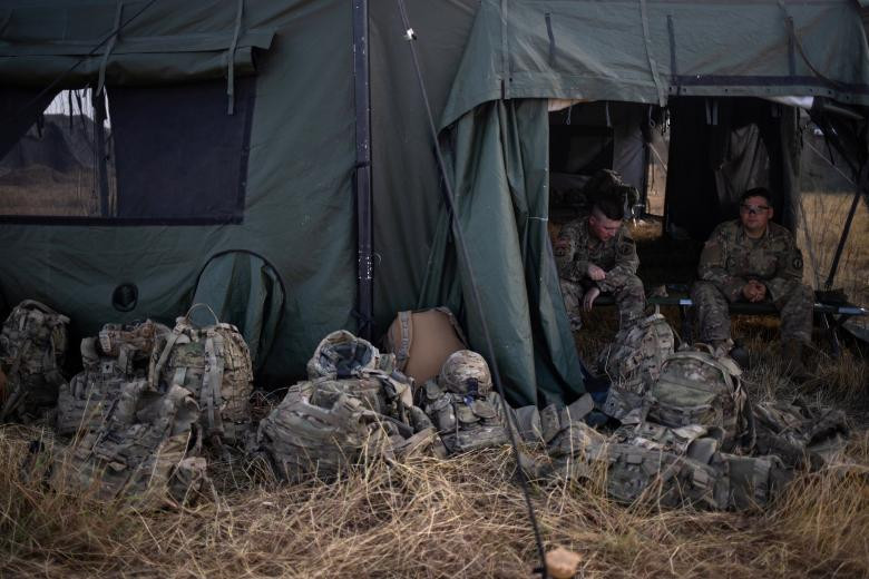 Binh sĩ Mỹ nằm nghỉ bên ngoài lán trại tại căn cứ Donna dọc đường biên giới với Mexico ở Donna, bang Texas, ngày 8/11.