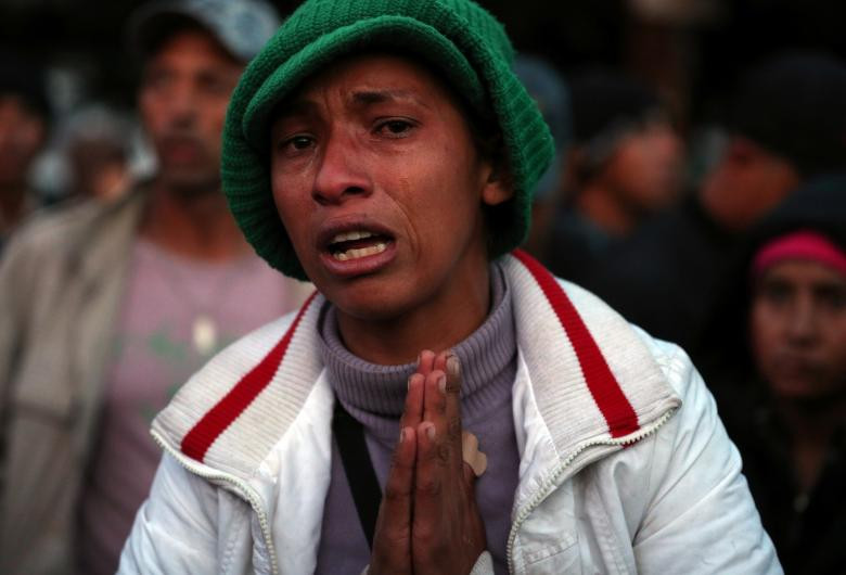 Maria del Carmen Mejia, một di dân đến từ Honduras, khóc khi đứng tại Tijuana nhưng không thể qua bên kia biên giới.