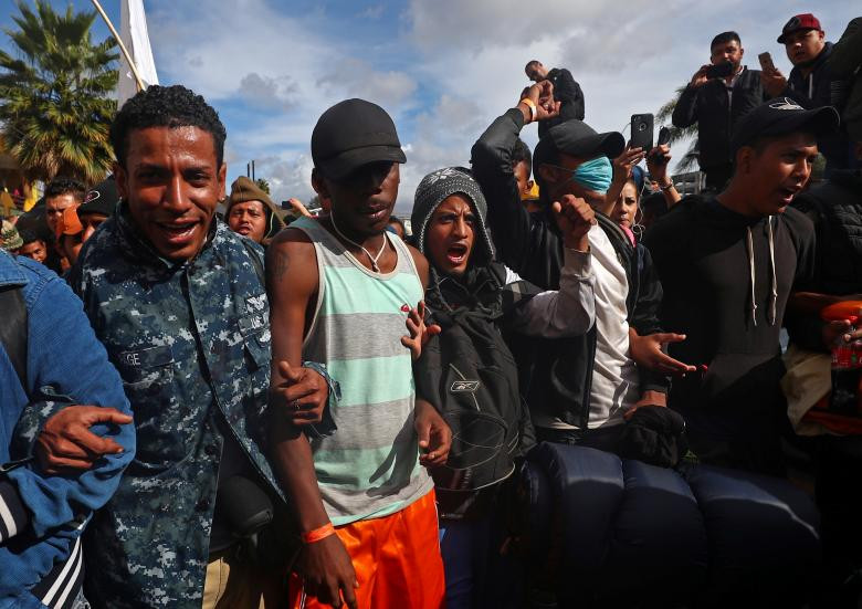 Một nhóm di dân trên đường tiến về cửa khẩu biên giới El Chaparral ở Tijuana ngày 22/11.