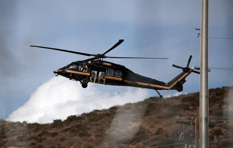 Các nhân viên CBP ngồi trên trực thăng trong một buổi tập huấn.